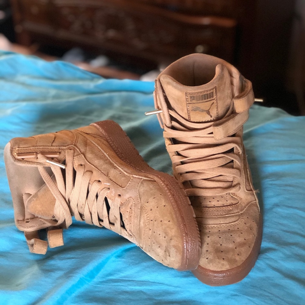 Size 8 suede brown pumas.